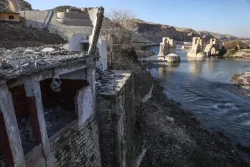 Batman'da bulunan 12 bin yıllık antik kent Hasankeyf Sular Altında Bırakılıyor, Ilısu Barajı'nın su tutmasıyla 2026 yılının sonlarında ayında büyük ölçüde sular altında kalmıştır.