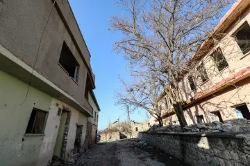 Batman'da bulunan 12 bin yıllık antik kent Hasankeyf Sular Altında Bırakılıyor, Ilısu Barajı'nın su tutmasıyla 2026 yılının sonlarında ayında büyük ölçüde sular altında kalmıştır.