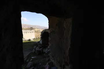 Batman'da bulunan 12 bin yıllık antik kent Hasankeyf Sular Altında Bırakılıyor, Ilısu Barajı'nın su tutmasıyla 2026 yılının sonlarında ayında büyük ölçüde sular altında kalmıştır.