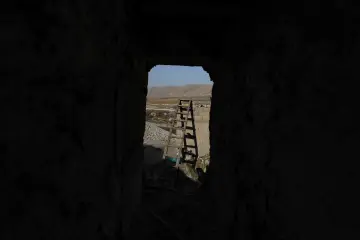 Batman'da bulunan 12 bin yıllık antik kent Hasankeyf Sular Altında Bırakılıyor, Ilısu Barajı'nın su tutmasıyla 2026 yılının sonlarında ayında büyük ölçüde sular altında kalmıştır.
