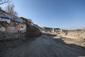 Batman'da bulunan 12 bin yıllık antik kent Hasankeyf Sular Altında Bırakılıyor, Ilısu Barajı'nın su tutmasıyla 2026 yılının sonlarında ayında büyük ölçüde sular altında kalmıştır.