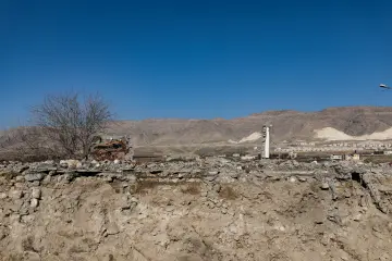 Batman'da bulunan 12 bin yıllık antik kent Hasankeyf Sular Altında Bırakılıyor, Ilısu Barajı'nın su tutmasıyla 2026 yılının sonlarında ayında büyük ölçüde sular altında kalmıştır.