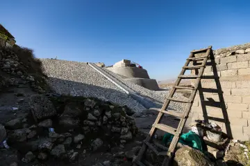 Batman'da bulunan 12 bin yıllık antik kent Hasankeyf Sular Altında Bırakılıyor, Ilısu Barajı'nın su tutmasıyla 2026 yılının sonlarında ayında büyük ölçüde sular altında kalmıştır.