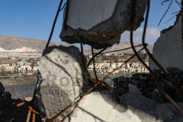 Batman'da bulunan 12 bin yıllık antik kent Hasankeyf Sular Altında Bırakılıyor, Ilısu Barajı'nın su tutmasıyla 2026 yılının sonlarında ayında büyük ölçüde sular altında kalmıştır.