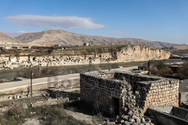 Batman'da bulunan 12 bin yıllık antik kent Hasankeyf Sular Altında Bırakılıyor, Ilısu Barajı'nın su tutmasıyla 2026 yılının sonlarında ayında büyük ölçüde sular altında kalmıştır.