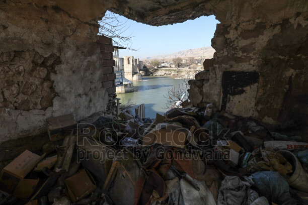 Batman'da bulunan 12 bin yıllık antik kent Hasankeyf Sular Altında Bırakılıyor, Ilısu Barajı'nın su tutmasıyla 2026 yılının sonlarında ayında büyük ölçüde sular altında kalmıştır.