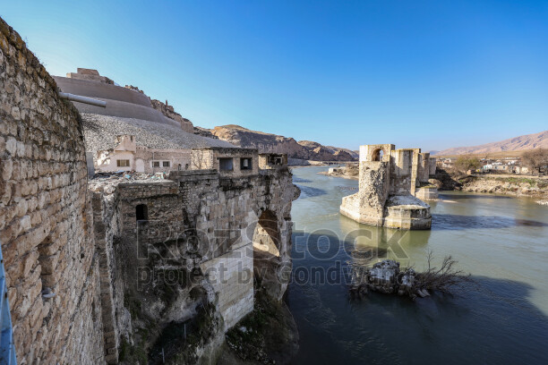 Batman'da bulunan 12 bin yıllık antik kent Hasankeyf Sular Altında Bırakılıyor, Ilısu Barajı'nın su tutmasıyla 2026 yılının sonlarında ayında büyük ölçüde sular altında kalmıştır.