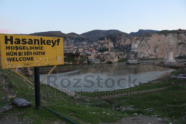 Batman Hasankeyf'te Dicle Nehri, tarihi yerleşim, kaya oluşumları ve antik kent manzarası.