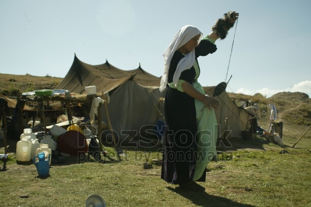 Şirnak'ın Beytüşebap İlçesi'nde Yaylada kıl çadırı için keçilerinden elde ettikleri yünü kirmen ile iplik örüyor. Asırlardır yayla kültürünün bir parçası olan kıl çadır geleneği devam ettiriliyor.