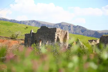 Siirt sınırları içerisinde bulunan ve 16 ve 17. yüzyılda inşaa edile Deyr Mir Yakup Manastırı, İl merkezinin 6 kilometre güney batısındanki Deyr mevkiinde yer alan tarihi Süryani manastır yapısıdır.  Siirt’in fıstık ve nar bahçelerinin bulunduğu Botan Çayı’na hakim bir tepe üzerine inşa edilmiştir.