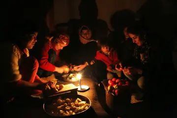 İŞİD saldırısından kaçarak Suruç’ta bulunan Kader Ortakkaya Çadır Kenti’ne yerleşen savaş mağduru Kobanililer,aylarca karanlıkta yaşamak zorunda kaldı. Lüks, mum ve gaz gambaları ile aydınlık ortamı sağlayarak, savaştan etkilenen çocuklar için ebeveynler çaba sarf ediyor.