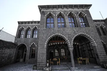 Cemil Paşa Konağı taş avlu, Diyarbakır tarihi mimarisi, bazalt taş yapı, kemerli revak