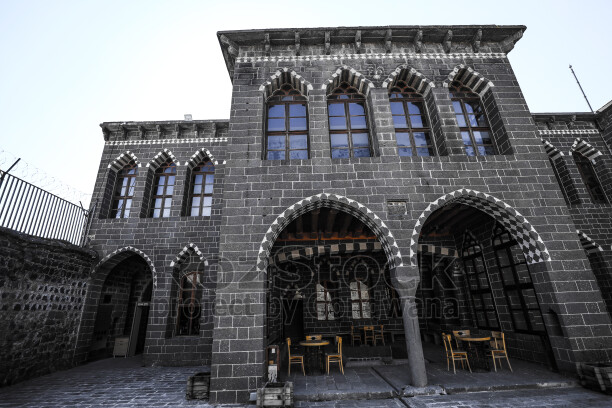 Cemil Paşa Konağı taş avlu, Diyarbakır tarihi mimarisi, bazalt taş yapı, kemerli revak