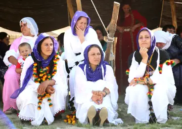 Botan bölgesinde asırlarcayaylalara  göç eden göçerler, ‘Laleş’ adını verdikleri yaylada Kuzu Kırpma (Berxbir) şenlikleri düzenleniyor. 7 gün, 7 gece folklorik öğelerinin olduğu bayram havasında geçen kutlamalarda kuzu kırpma yarışması, yanı sıra yöresel oyunlar düzenleniyor.