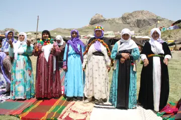 Botan bölgesinde asırlarcayaylalara  göç eden göçerler, ‘Laleş’ adını verdikleri yaylada Kuzu Kırpma (Berxbir) şenlikleri düzenleniyor. 7 gün, 7 gece folklorik öğelerinin olduğu bayram havasında geçen kutlamalarda kuzu kırpma yarışması, yanı sıra yöresel oyunlar düzenleniyor.