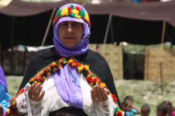 Botan bölgesinde asırlarcayaylalara  göç eden göçerler, ‘Laleş’ adını verdikleri yaylada Kuzu Kırpma (Berxbir) şenlikleri düzenleniyor. 7 gün, 7 gece folklorik öğelerinin olduğu bayram havasında geçen kutlamalarda kuzu kırpma yarışması, yanı sıra yöresel oyunlar düzenleniyor.