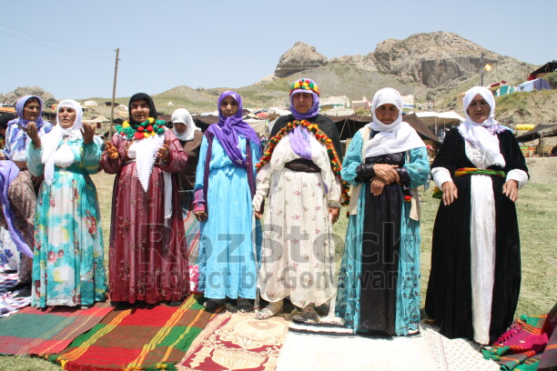 Botan bölgesinde asırlarcayaylalara  göç eden göçerler, ‘Laleş’ adını verdikleri yaylada Kuzu Kırpma (Berxbir) şenlikleri düzenleniyor. 7 gün, 7 gece folklorik öğelerinin olduğu bayram havasında geçen kutlamalarda kuzu kırpma yarışması, yanı sıra yöresel oyunlar düzenleniyor.