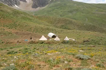 Dersim yaylalarında dağların eteklerindeki geleneksel çadırlar ve kır çiçekleri doğal yayla yaşamını yansıtıyor.