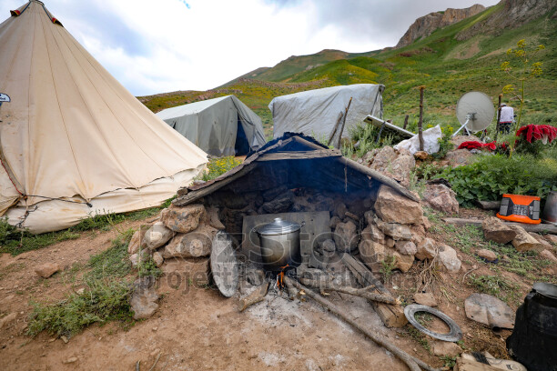 Dersim yaylalarında çadırlar arasında odun ateşinde yemek pişirme, geleneksel yayla yaşamını yansıtıyor.