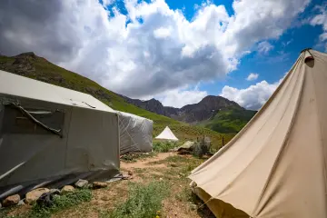 Dersim yaylalarında dağların arasında kurulan çadırlar, geleneksel yaylacılık yaşamını ve doğal güzellikleri yansıtıyor.