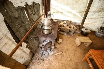 Dersim yaylasındaki çadırda odun sobası ve çaydanlıklar, geleneksel yayla yaşamının günlük kültürünü yansıtıyor.