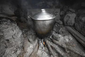 Dersim yaylasında odun ateşinde yemek pişirme, geleneksel mutfak kültürü ve yayla yaşamını yansıtıyor.