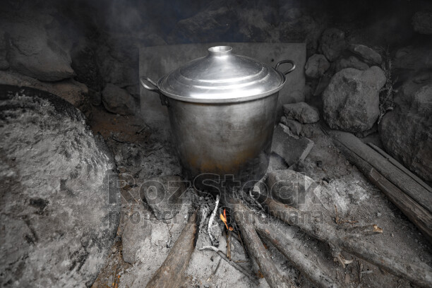 Dersim yaylasında odun ateşinde yemek pişirme, geleneksel mutfak kültürü ve yayla yaşamını yansıtıyor.