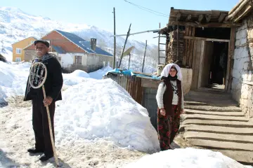 Munzur Dağları eteklerinde bulunan kırsal köylerde yaşayan köylüler, karda yürümelerini kolaylaştıran kar ayakkabısı olan hedik, günümüzde de kullanılıyor. Ovacık köylerinde yaşayan yurttaşlar, Munzur Nehri kıyısında yetişen  ağaçlardan hedik, diğer adıyla lekan ayakkabısını yapıyor.
