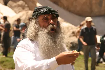 Dersim'de yaşlıların bölgenin hafızasını, sözlü tarihini, inançlarını, geleneklerini ve kültürel değerlerini kuşaktan kuşağa aktaran en önemli taşıyıcı birer unsurdur. Yaşlılar, geçmişte yaşanan acıları, direnişleri, göçleri ve toplumsal olayları deyiş ve sözlü klamlar ile günümüze kadar taşıyor.