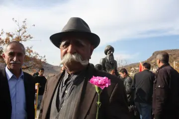 Dersim'de yaşlıların bölgenin hafızasını, sözlü tarihini, inançlarını, geleneklerini ve kültürel değerlerini kuşaktan kuşağa aktaran en önemli taşıyıcı birer unsurdur. Yaşlılar, geçmişte yaşanan acıları, direnişleri, göçleri ve toplumsal olayları deyiş ve sözlü klamlar ile günümüze kadar taşıyor.
