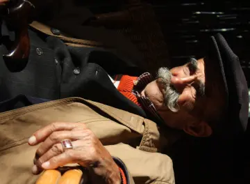 Dersim'de yaşlıların bölgenin hafızasını, sözlü tarihini, inançlarını, geleneklerini ve kültürel değerlerini kuşaktan kuşağa aktaran en önemli taşıyıcı birer unsurdur. Yaşlılar, geçmişte yaşanan acıları, direnişleri, göçleri ve toplumsal olayları deyiş ve sözlü klamlar ile günümüze kadar taşıyor.