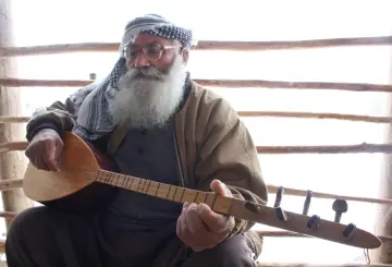 Dersim'de yaşlıların bölgenin hafızasını, sözlü tarihini, inançlarını, geleneklerini ve kültürel değerlerini kuşaktan kuşağa aktaran en önemli taşıyıcı birer unsurdur. Yaşlılar, geçmişte yaşanan acıları, direnişleri, göçleri ve toplumsal olayları deyiş ve sözlü klamlar ile günümüze kadar taşıyor.