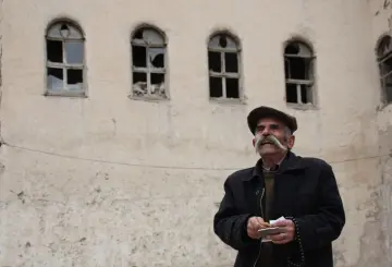 Dersim'de yaşlıların bölgenin hafızasını, sözlü tarihini, inançlarını, geleneklerini ve kültürel değerlerini kuşaktan kuşağa aktaran en önemli taşıyıcı birer unsurdur. Yaşlılar, geçmişte yaşanan acıları, direnişleri, göçleri ve toplumsal olayları deyiş ve sözlü klamlar ile günümüze kadar taşıyor.