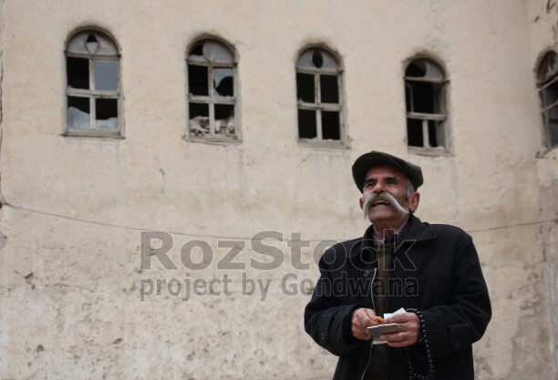 Dersim'de yaşlıların bölgenin hafızasını, sözlü tarihini, inançlarını, geleneklerini ve kültürel değerlerini kuşaktan kuşağa aktaran en önemli taşıyıcı birer unsurdur. Yaşlılar, geçmişte yaşanan acıları, direnişleri, göçleri ve toplumsal olayları deyiş ve sözlü klamlar ile günümüze kadar taşıyor.