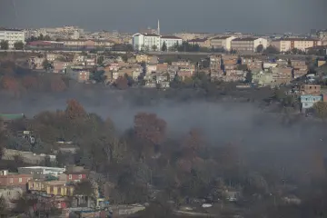 Diyarbakır Hevsel Bahçeleri ve Dicle Vadisi üzerinde sis tabakasıyla çevrili tarihi kent ve doğal peyzaj manzarası.