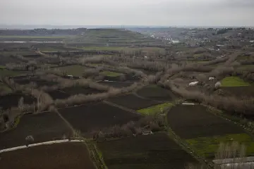 Diyarbakır Hevsel Bahçeleri'nde tarım arazileri, tarlalar ve Dicle Vadisi çevresindeki kültürel peyzajın havadan görünümü.
