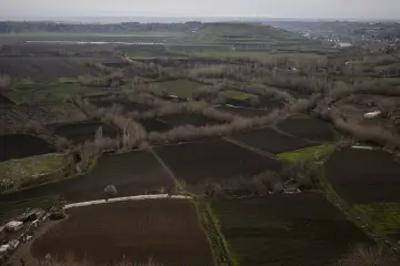 Diyarbakır Hevsel Bahçeleri'nde geniş tarım arazileri, ekili tarlalar ve doğal peyzajın havadan görünümü.
