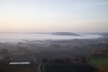 Diyarbakır Hevsel Bahçeleri ve Dicle Vadisi'nde sisli sabah manzarası, tarım alanları ve doğal peyzaj görünümü.