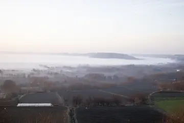 Diyarbakır Hevsel Bahçeleri ve Dicle Vadisi'nde sisli sabah manzarası, tarım alanları ve doğal peyzaj görünümü.