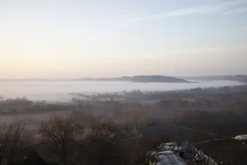 Diyarbakır Hevsel Bahçeleri ve Dicle Vadisi üzerinde sisli sabah manzarası, tarım arazileri ve doğal peyzaj.