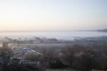 Diyarbakır Hevsel Bahçeleri ve Dicle Vadisi'nde sisli sabah manzarası, tarım alanları ve doğal peyzaj.