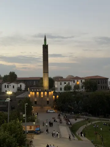 Tarihi Diyarbakır surlarından Hz.Süleyman camii’nin akşam üstü muhteşem görünümü.