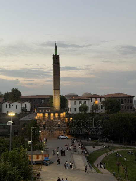 Tarihi Diyarbakır surlarından Hz.Süleyman camii’nin akşam üstü muhteşem görünümü.