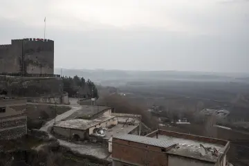 Diyarbakır İçkale, tarihi surlar ve Dicle Vadisi'nin sisli atmosferde birleştiği etkileyici kent manzarası.