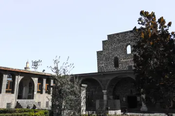Diyarbakır Meryem Ana Kilisesi, tarihi bazalt taş mimarisi ve Sur ilçesindeki kültürel miras.