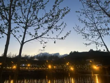 Diyarbakır On Gözlü Köprü çevresinde Dicle Nehri, akşam ışıkları ve su yansımalarıyla etkileyici manzara.