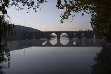 Diyarbakır On Gözlü Köprü'nün Dicle Nehri üzerindeki tarihi kemerleri ve suya yansıyan manzarası.