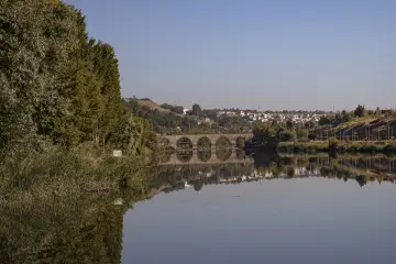 Diyarbakır On Gözlü Köprü ve Dicle Nehri manzarası; tarihi taş köprü, kemerler ve suya yansıyan doğal peyzaj.