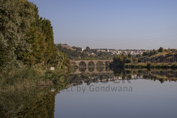 Diyarbakır On Gözlü Köprü ve Dicle Nehri manzarası; tarihi taş köprü, kemerler ve suya yansıyan doğal peyzaj.