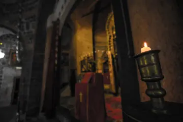Diyarbakır’ın Sur ilçesi, yüzyıllar boyunca farklı inanç ve kültürlerin bir arada barış içinde yaşadığı, kadim Mezopotamya coğrafyasının en önemli merkezlerdendir. Kentin siyah bazalt taşlarıyla örülü dar sokaklarında; Ermeni, Süryani ve Keldani cemaatlerine ait çok sayıda eşsiz ibadethane yer alır.
